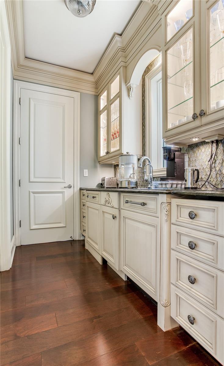 Image 11 of 100 For 52 Ladoga Avenue