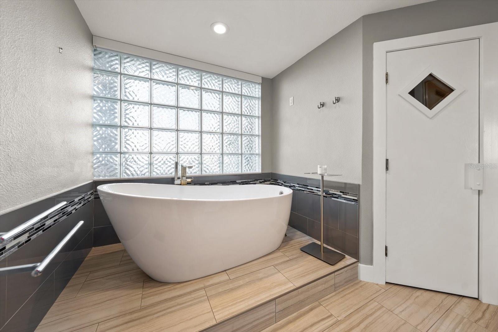 Image 16 of 48 For 1560 Gulf Boulevard 304