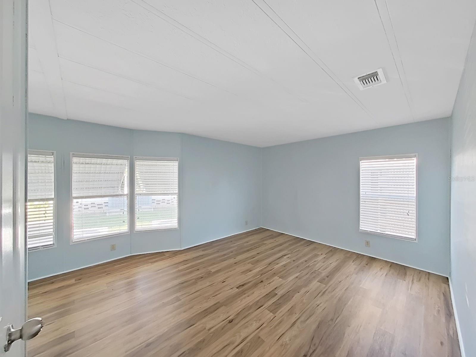 Image 16 of 25 For 12501 Ulmerton Road 77