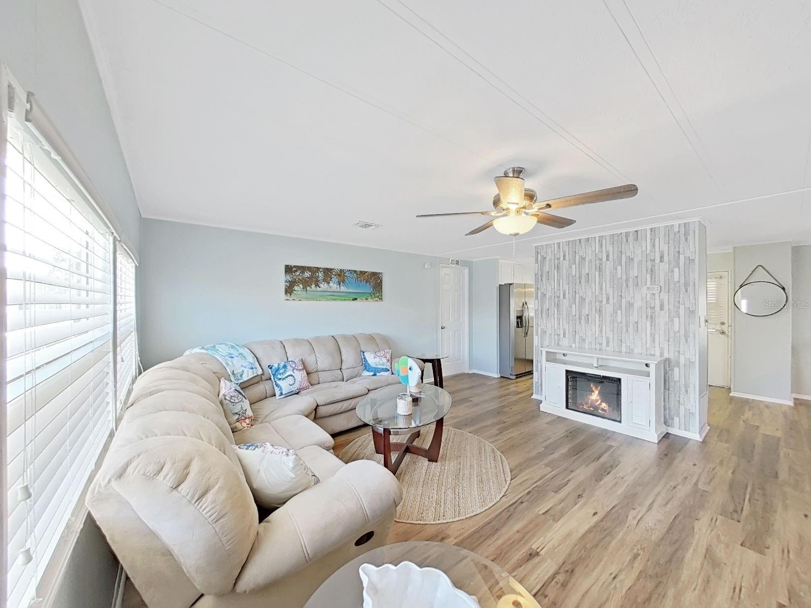 Image 7 of 25 For 12501 Ulmerton Road 77