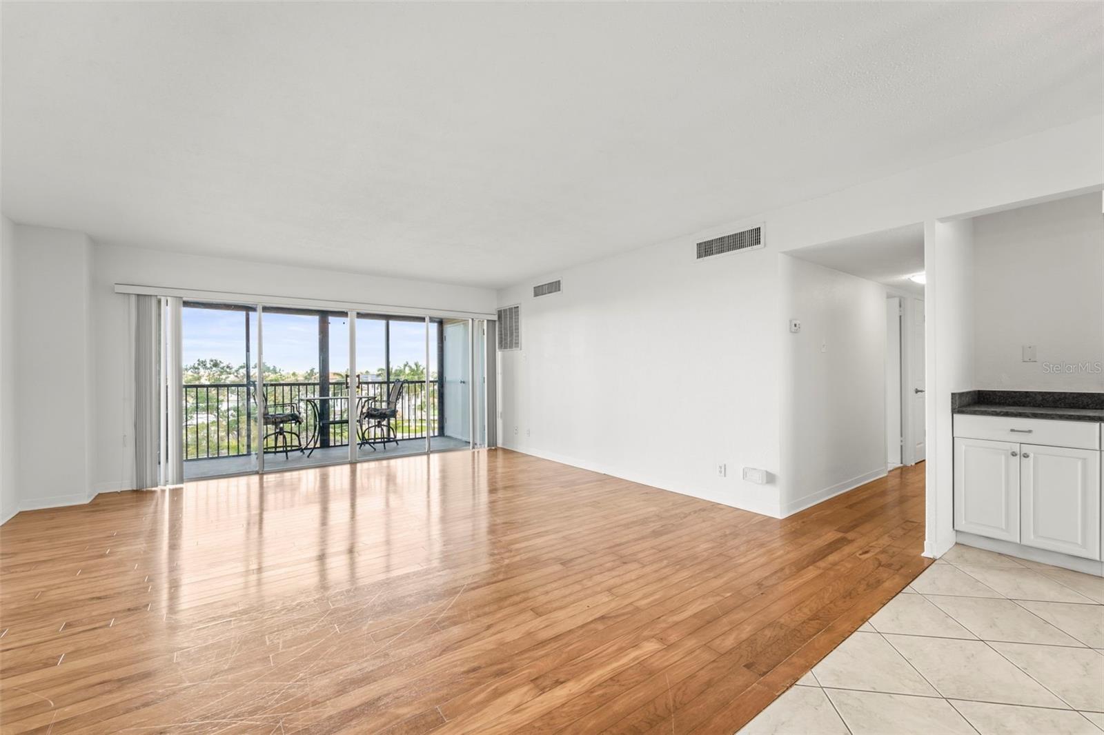 Image 20 of 41 For 10355 Paradise Boulevard 403