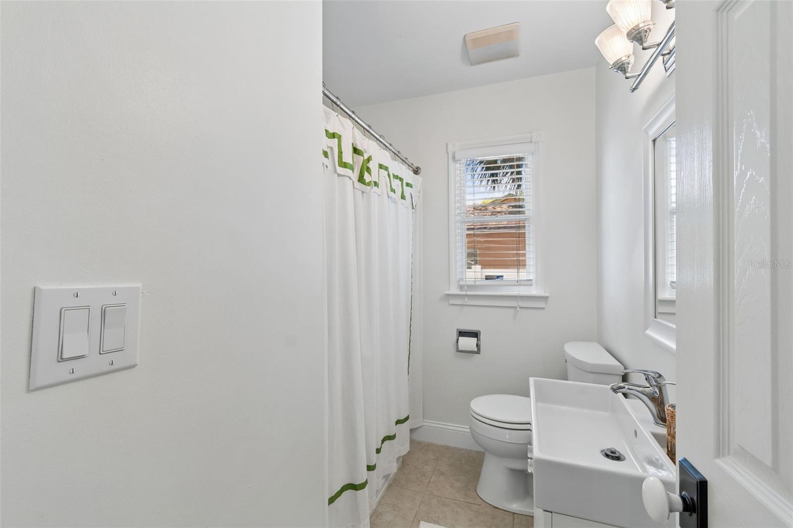 Image 24 of 38 For 815 Kentucky Avenue