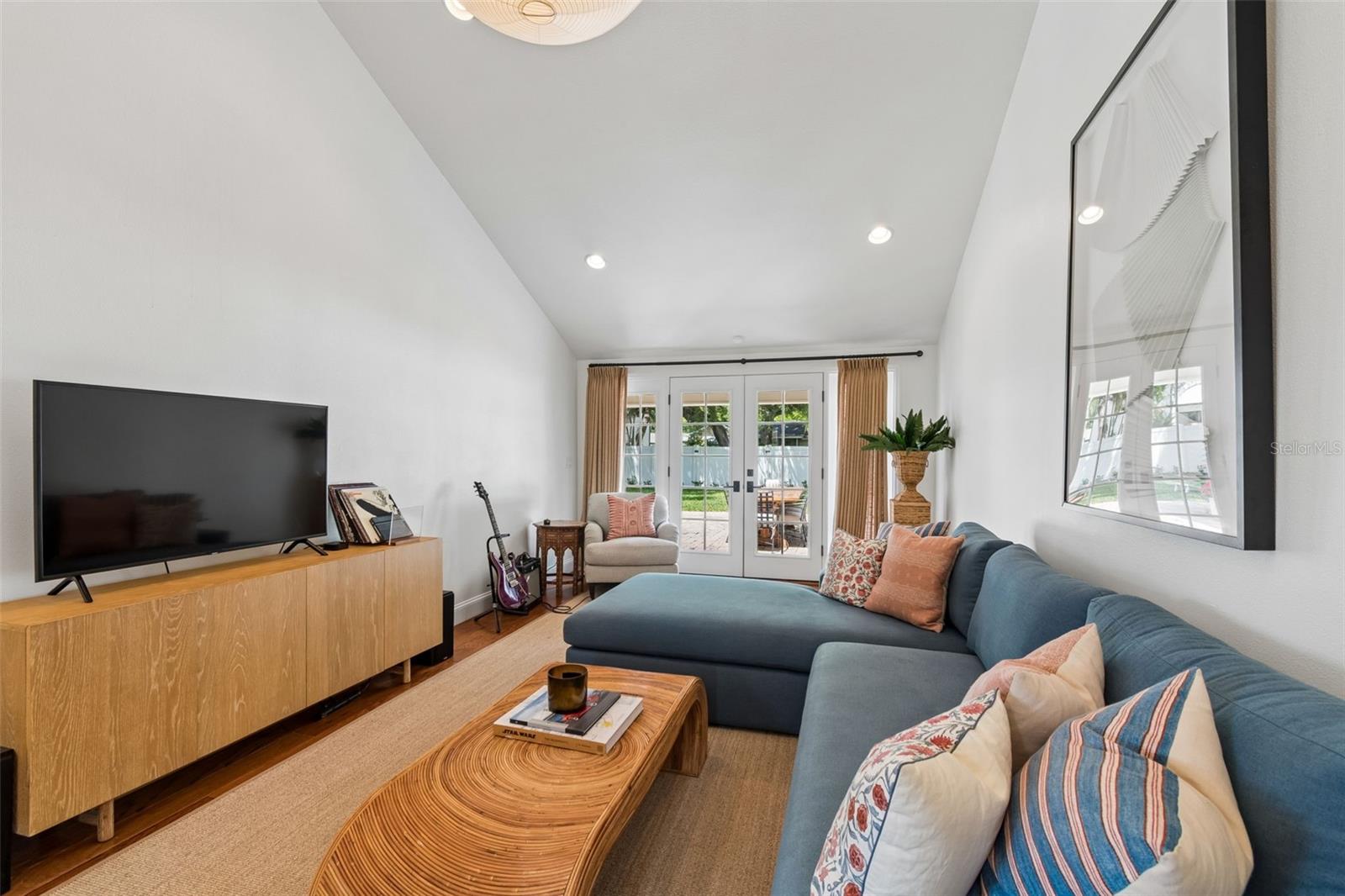 Image 9 of 38 For 815 Kentucky Avenue