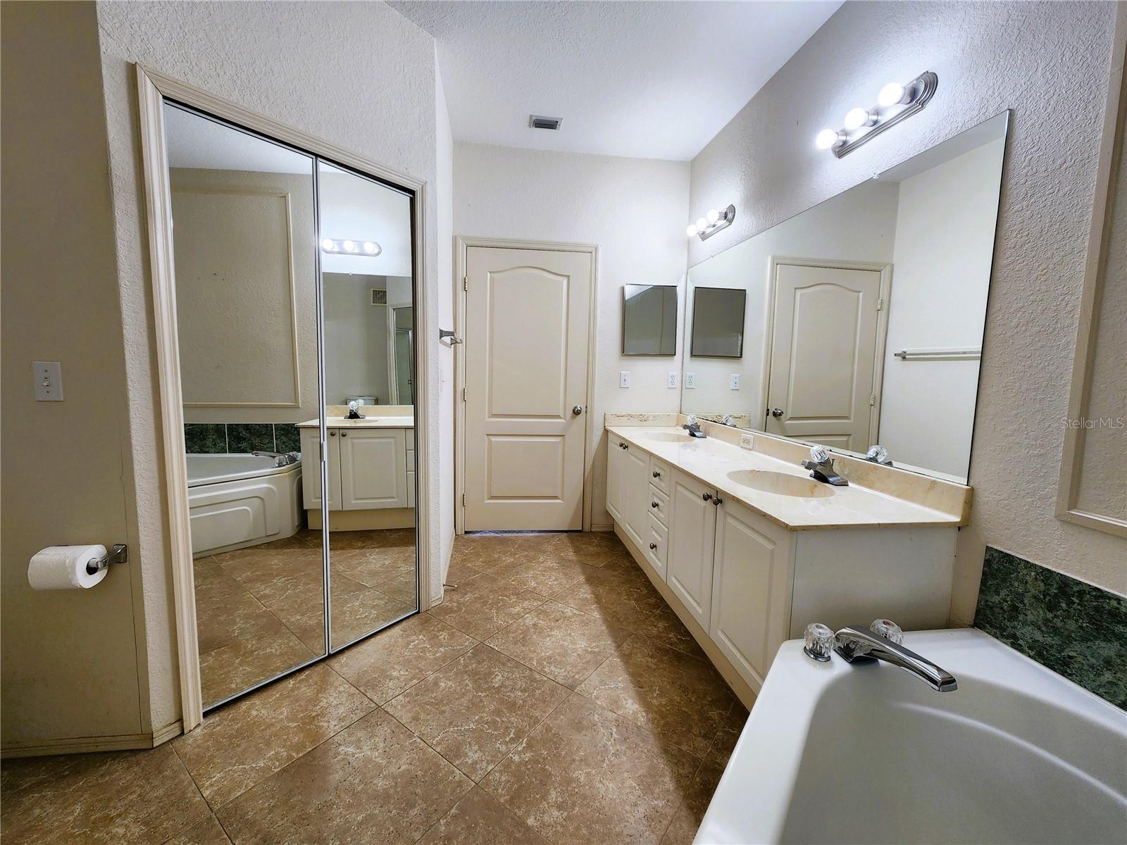 Image 18 of 38 For 2733 Via Cipriani  810a