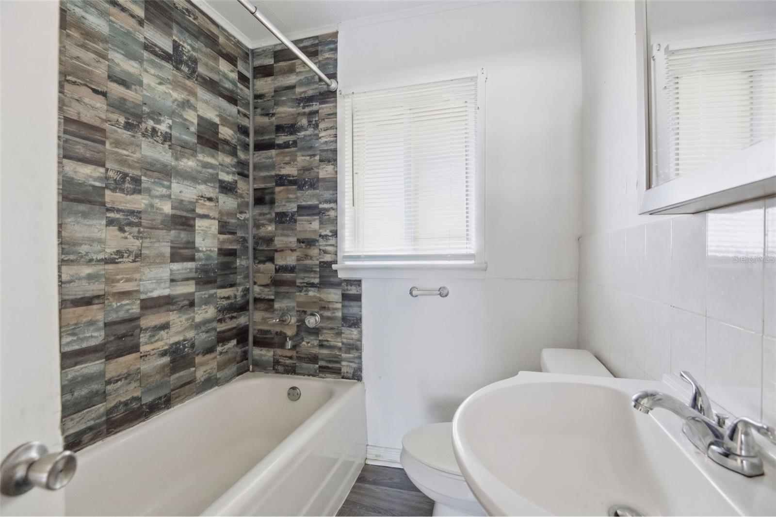 Image 10 of 22 For 1110 27th Avenue W