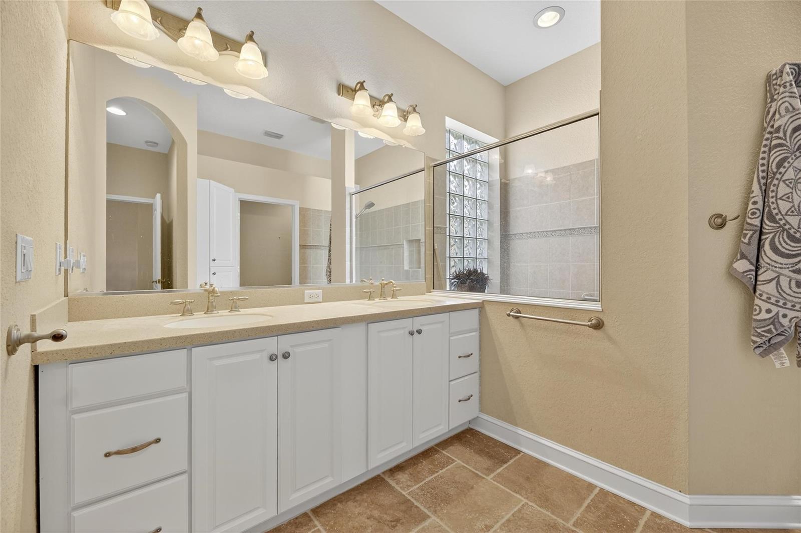 Image 40 of 75 For 1039 Emerald Dunes Drive