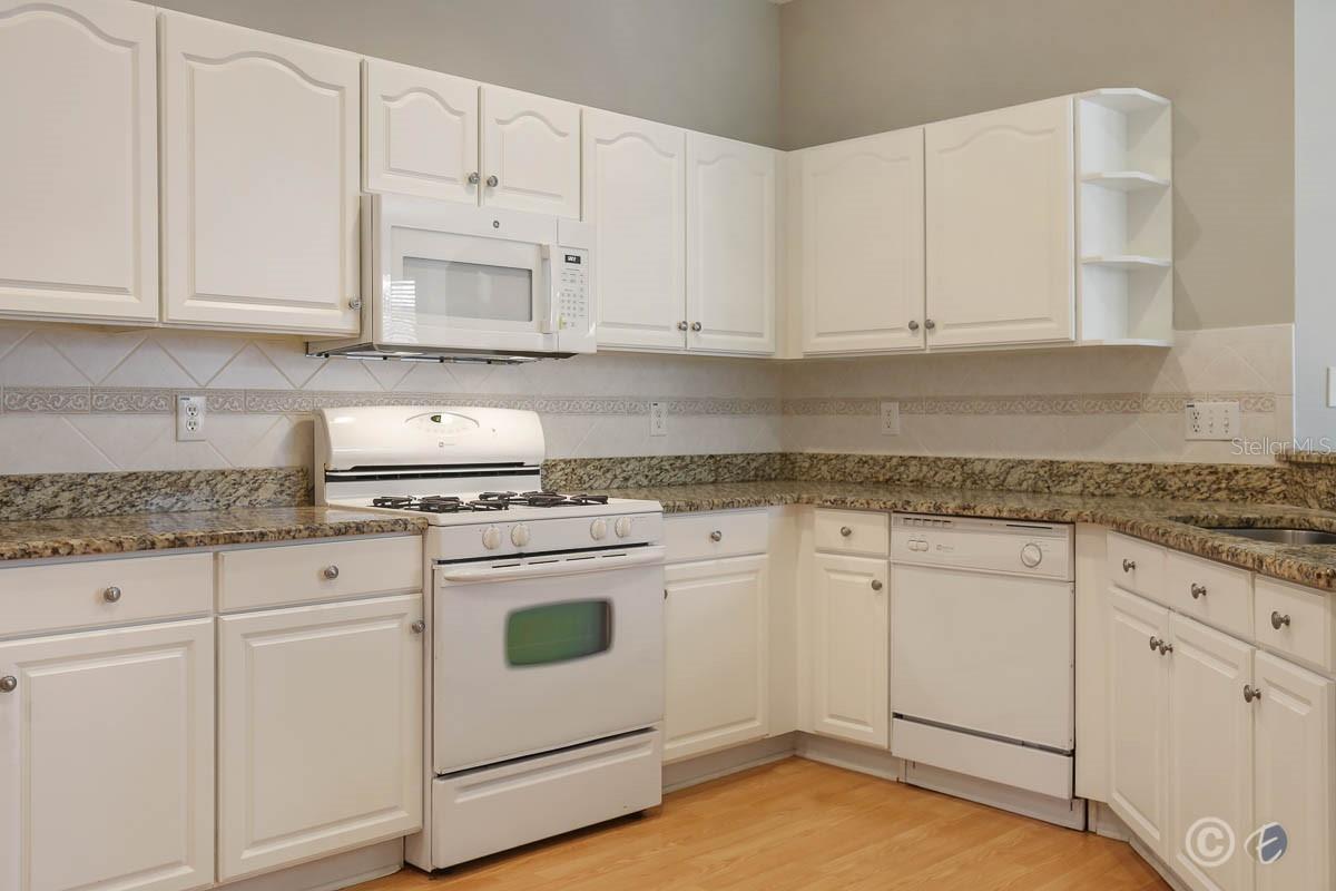 Image 10 of 39 For 15745 Phoebepark Avenue