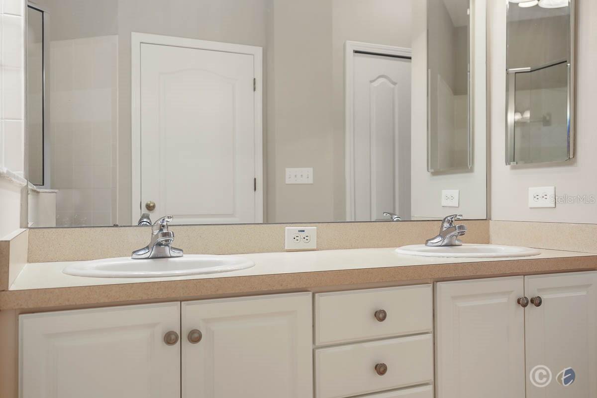 Image 16 of 39 For 15745 Phoebepark Avenue