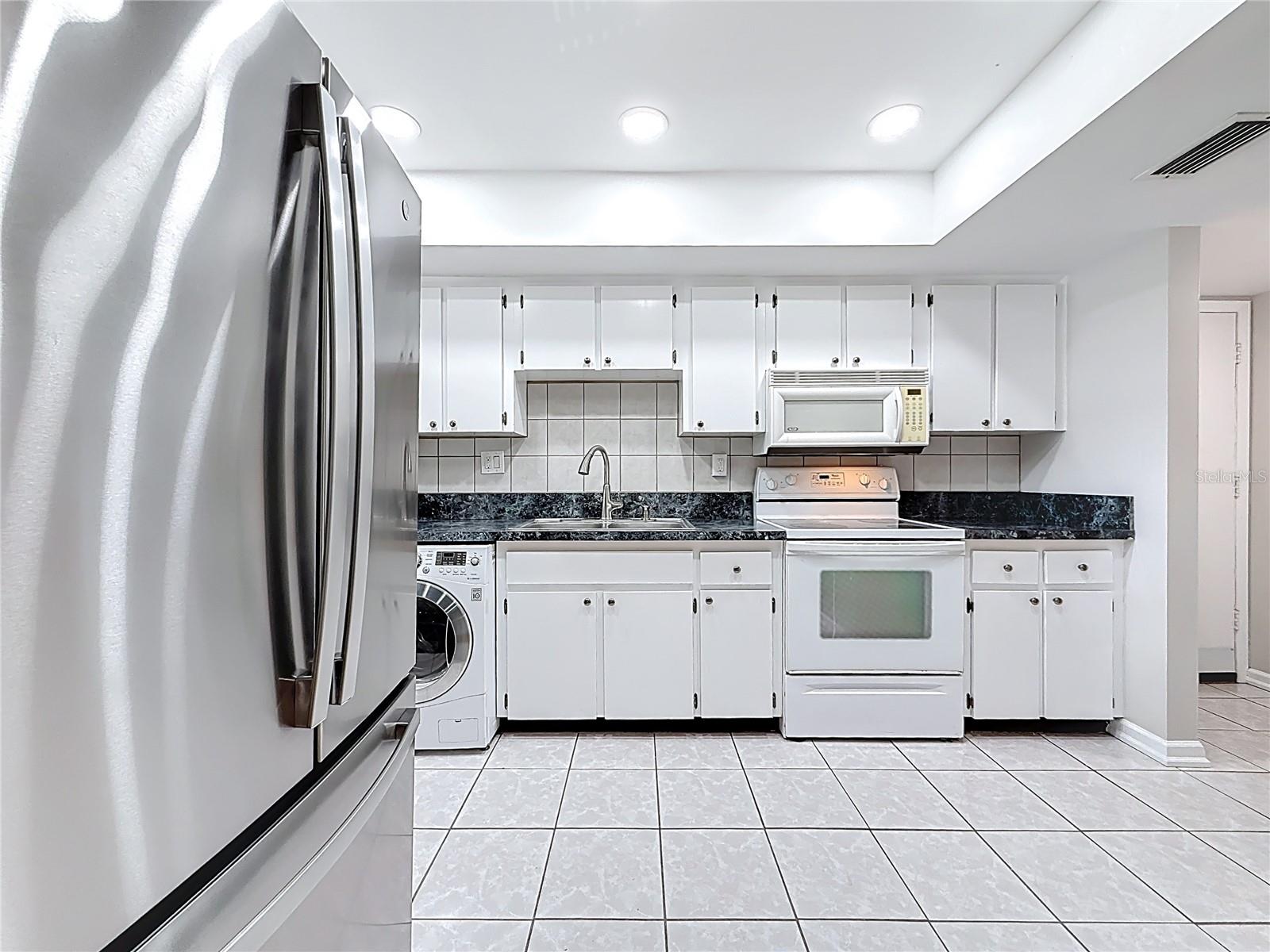 Image 15 of 51 For 890 N Village Drive N 204