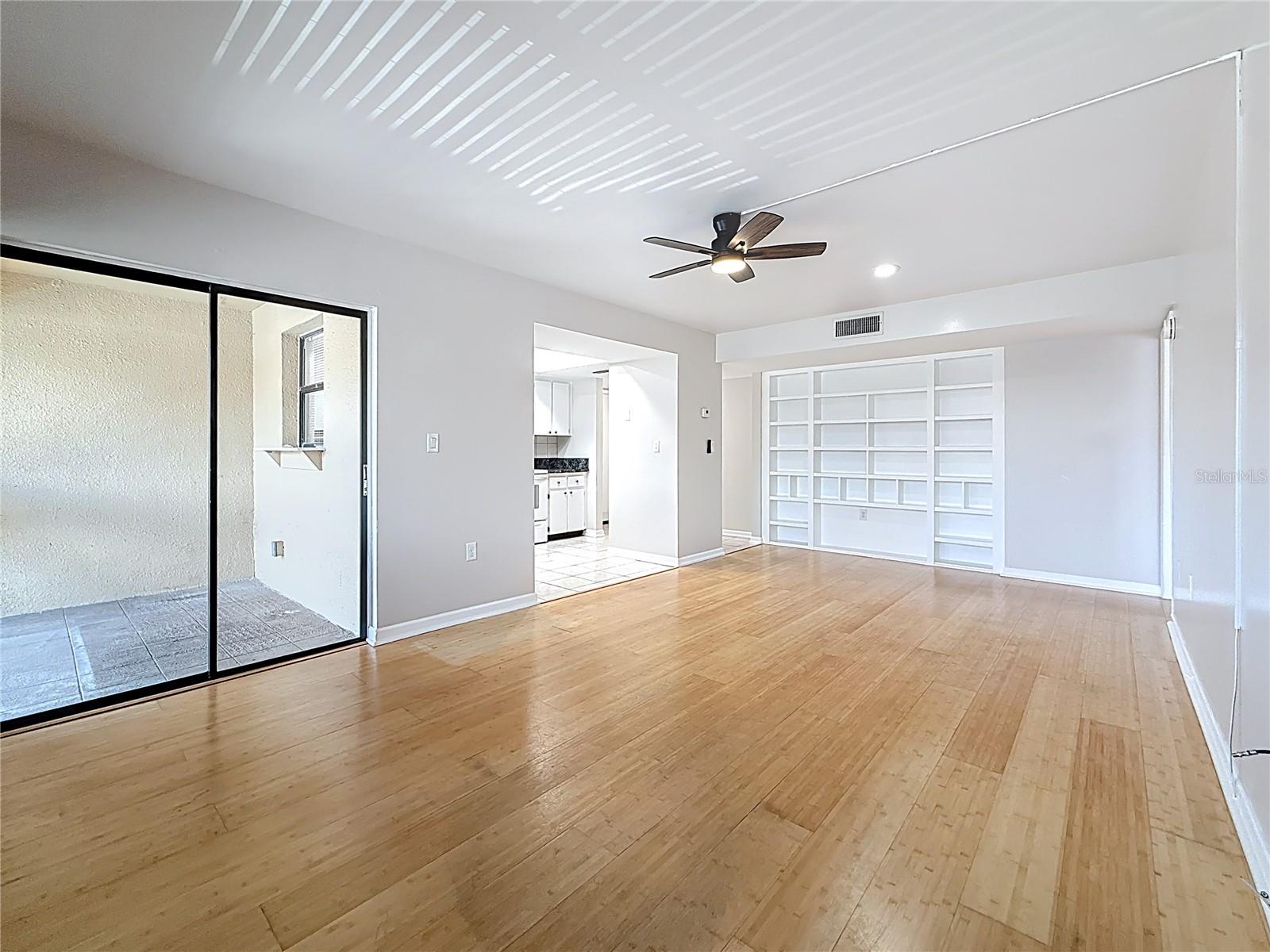 Image 21 of 51 For 890 N Village Drive N 204