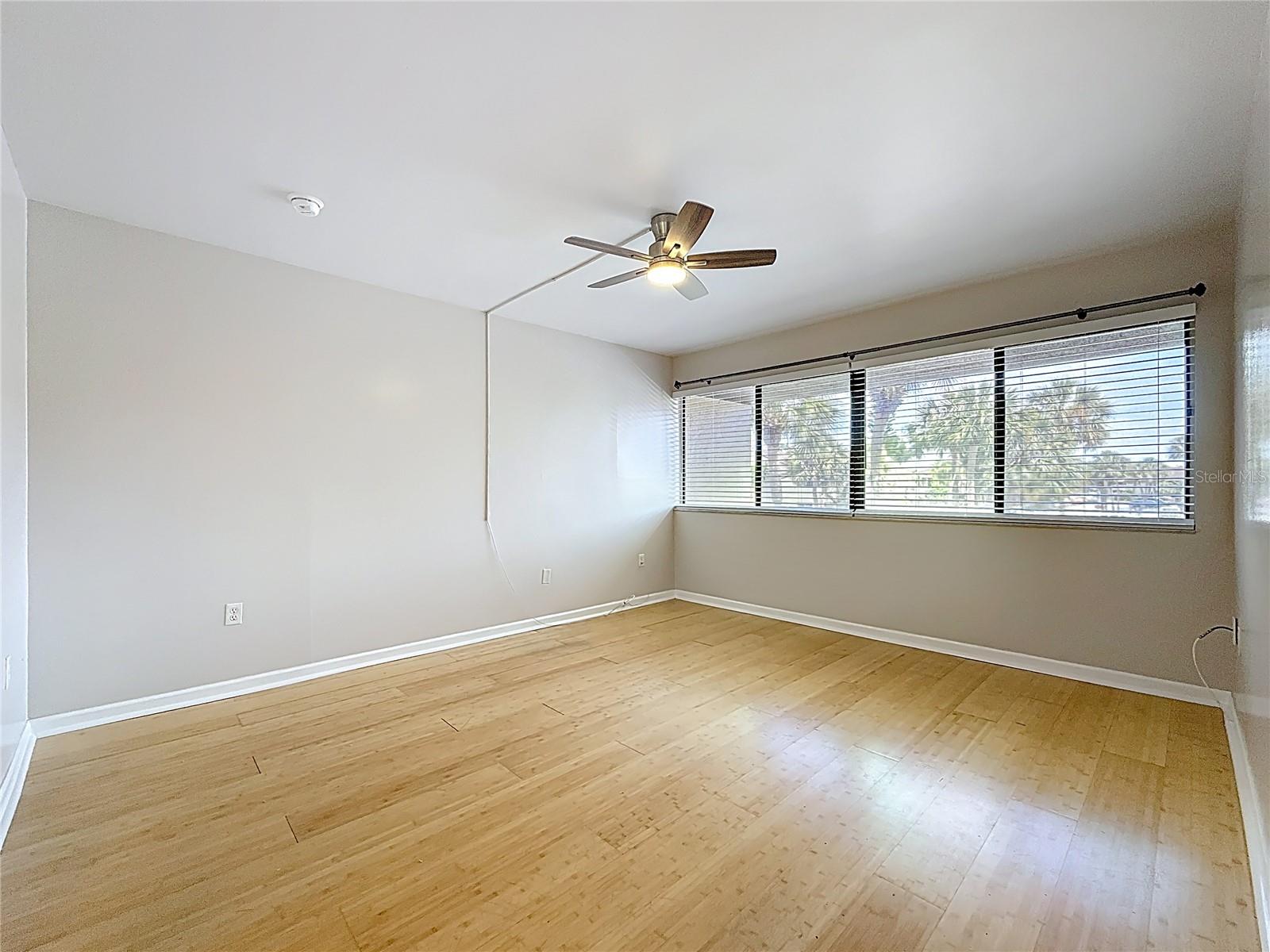 Image 26 of 51 For 890 N Village Drive N 204