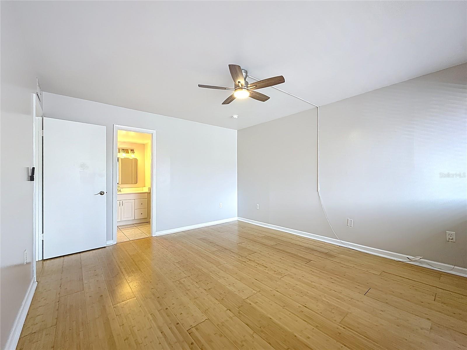 Image 27 of 51 For 890 N Village Drive N 204