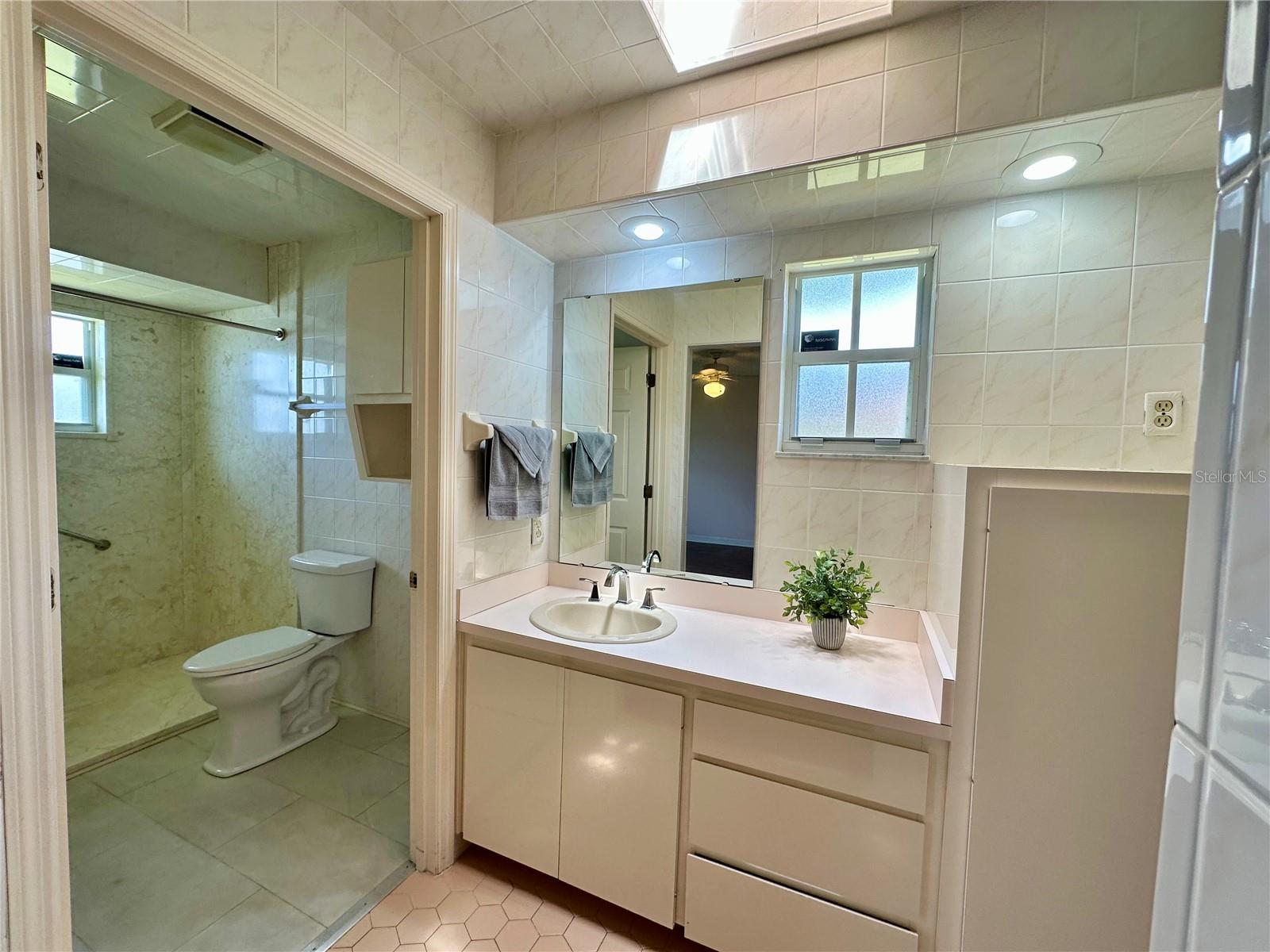 Image 20 of 47 For 701 Spicewood Drive