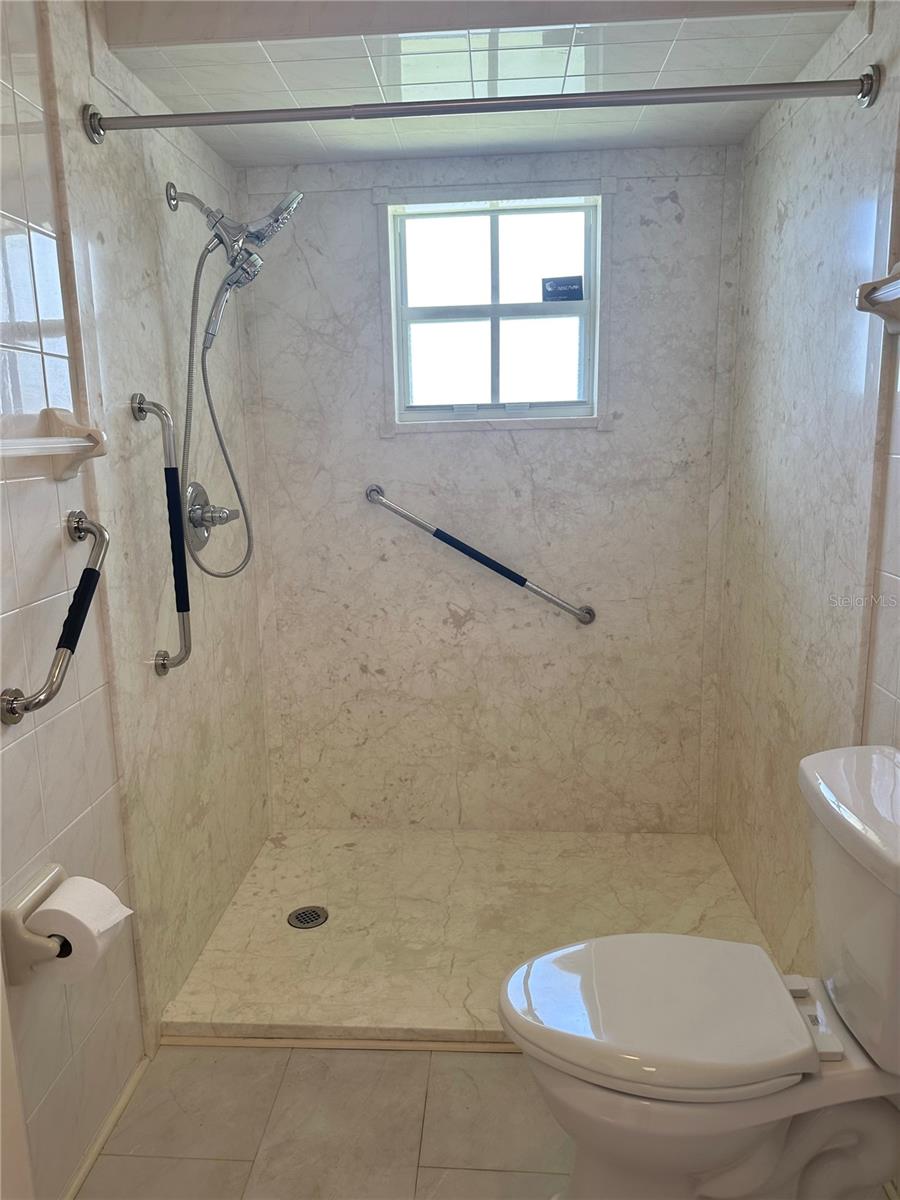 Image 21 of 47 For 701 Spicewood Drive