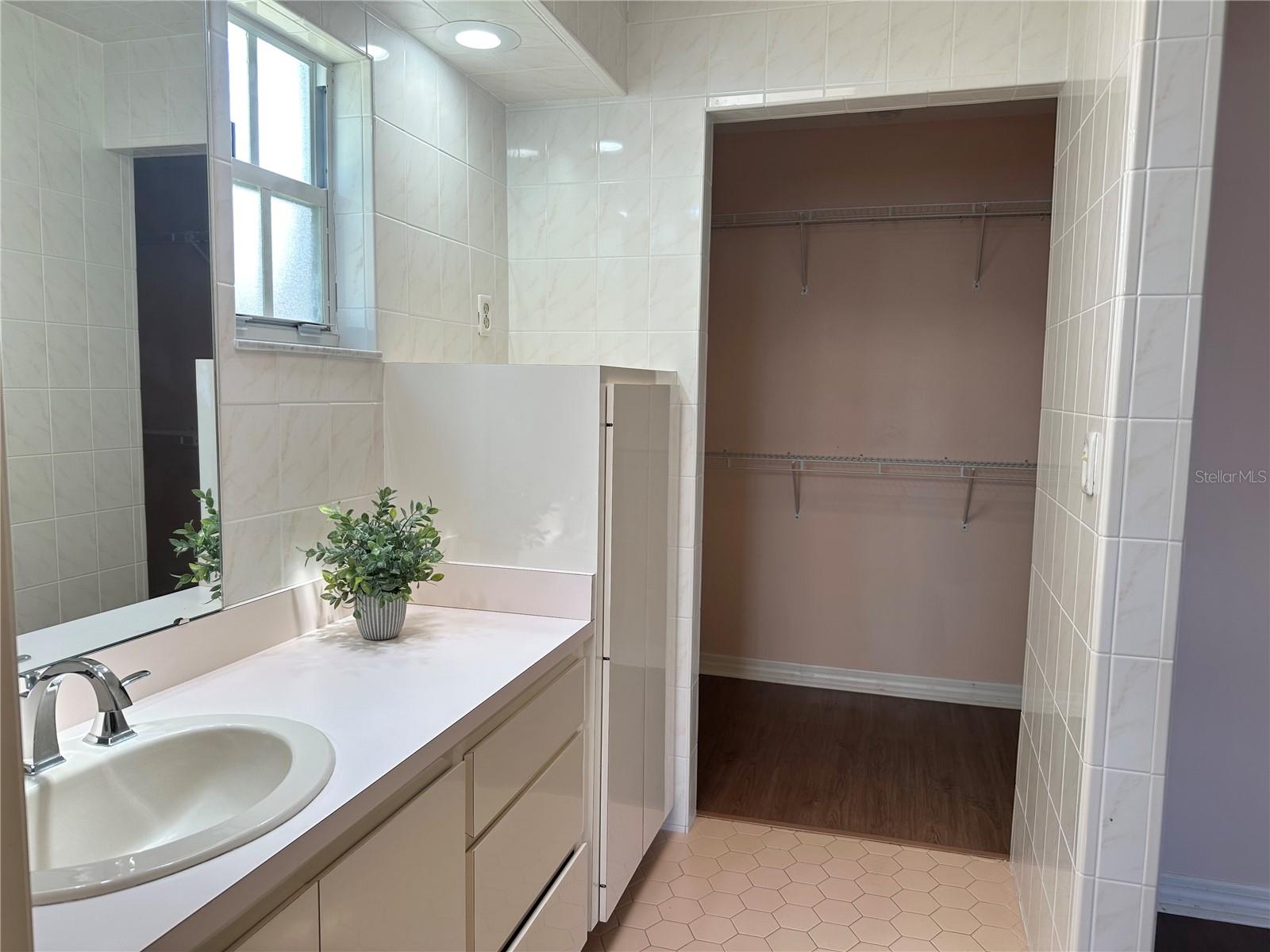 Image 22 of 47 For 701 Spicewood Drive