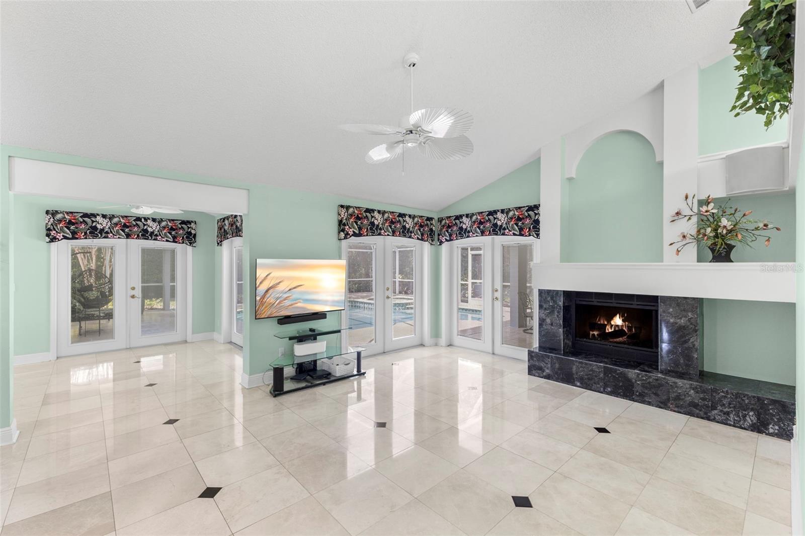 Image 18 of 37 For 1404 Oxfordshire Court