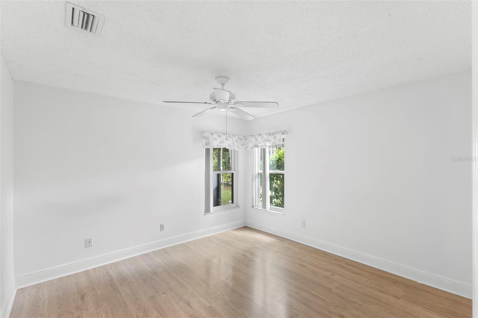 Image 32 of 37 For 1404 Oxfordshire Court