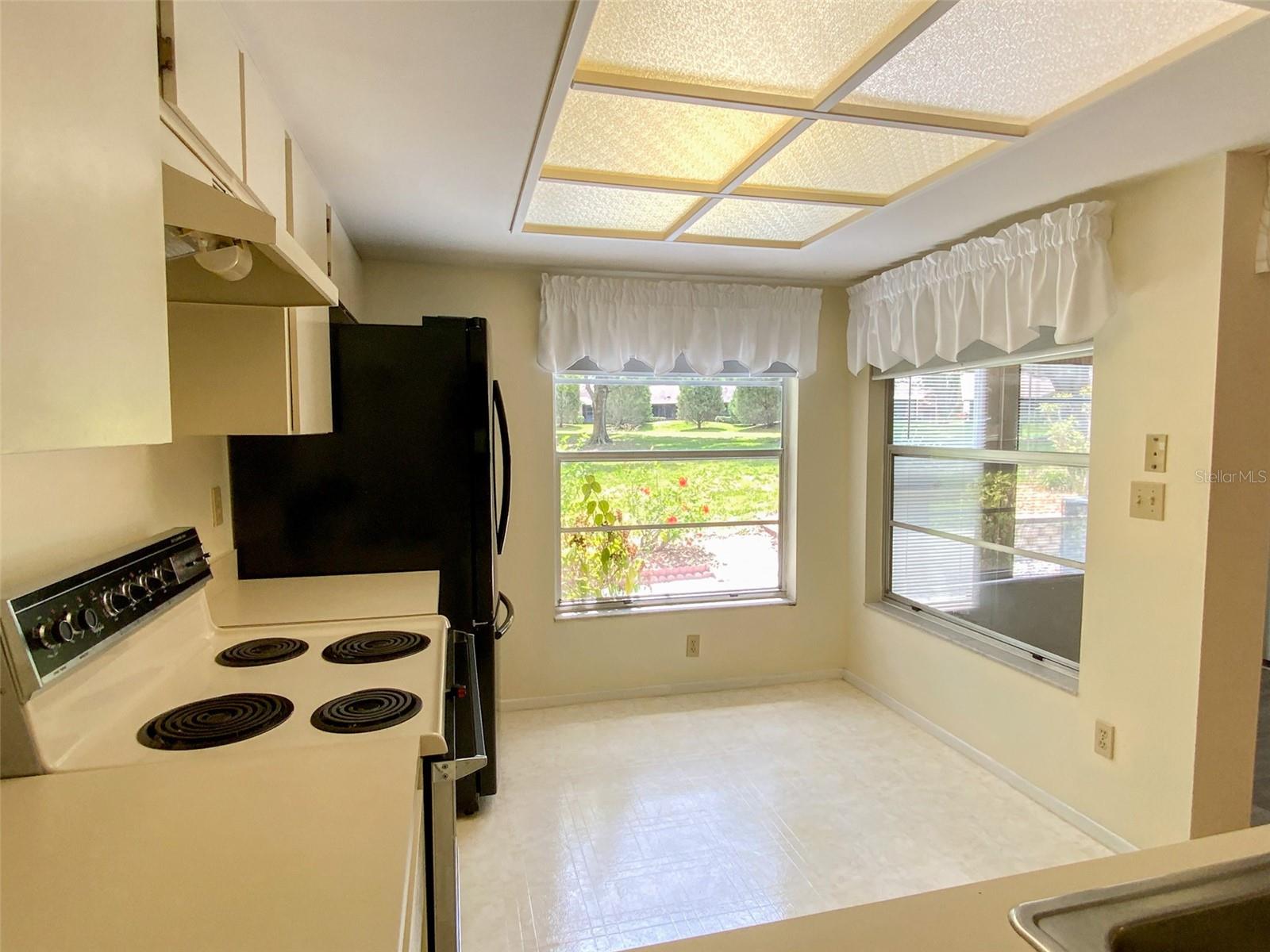 Image 5 of 37 For 1125 Montrose Place