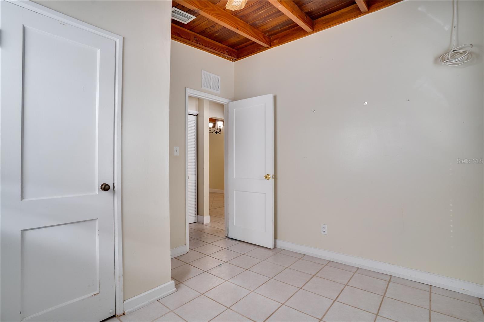 Image 22 of 36 For 1533 Suffolk Street N