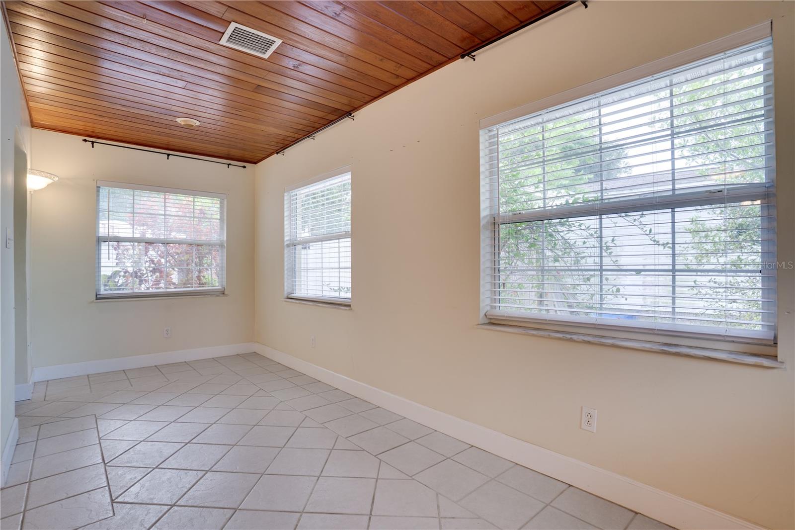 Image 7 of 36 For 1533 Suffolk Street N