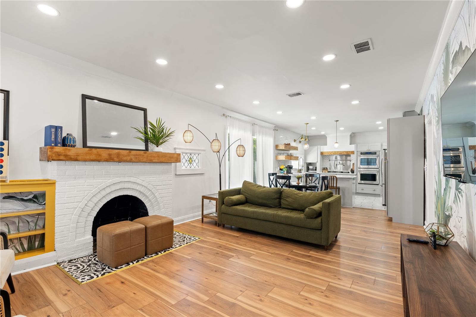 Listing photo id 9 for 324 Haya Street