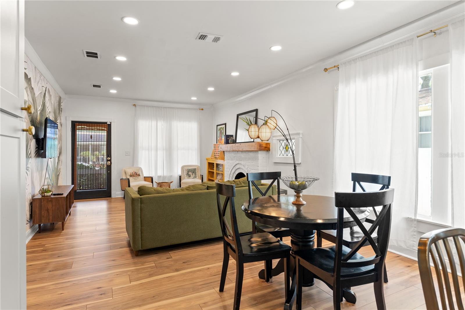 Listing photo id 12 for 324 Haya Street