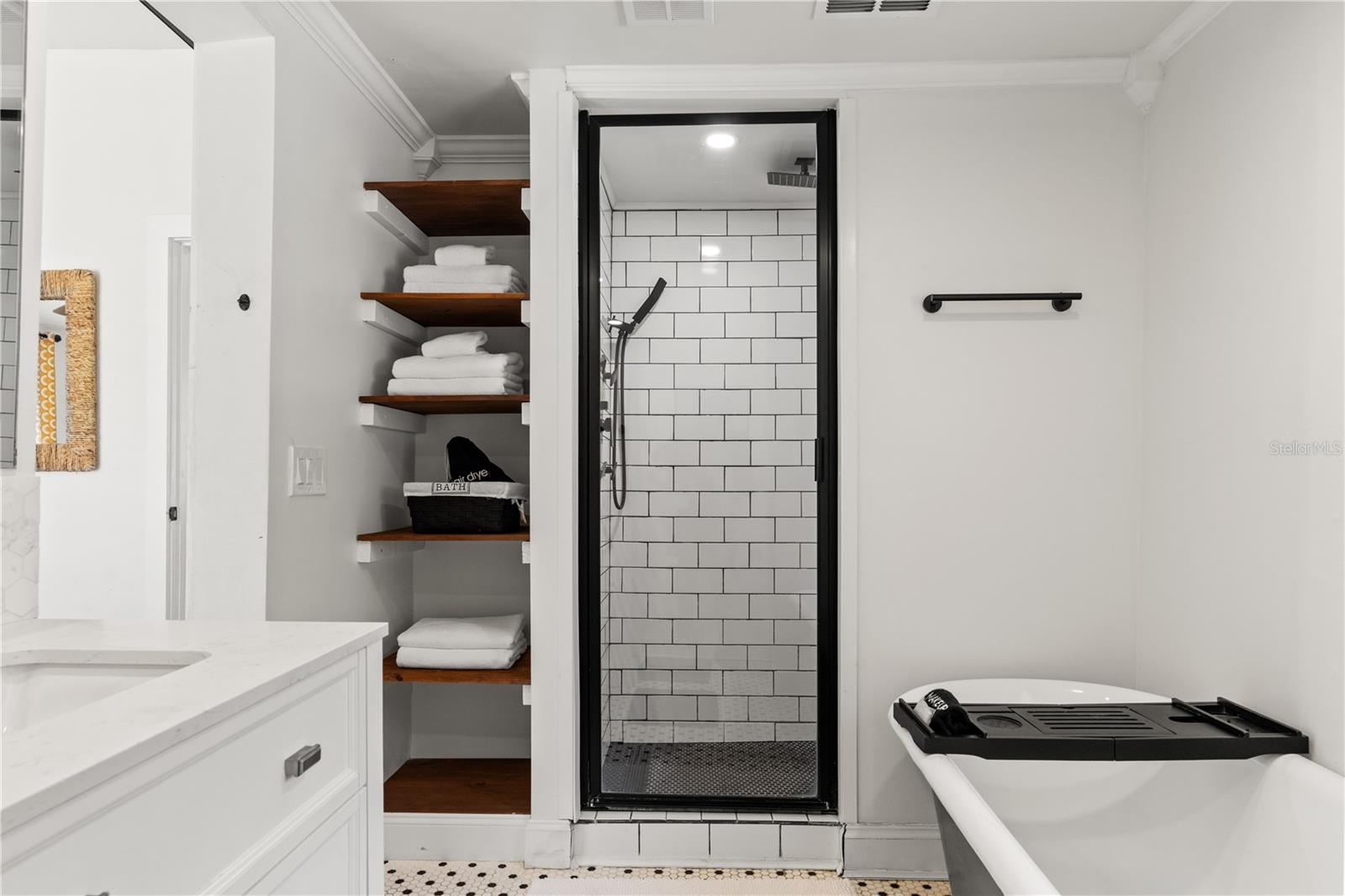 Listing photo id 23 for 324 Haya Street