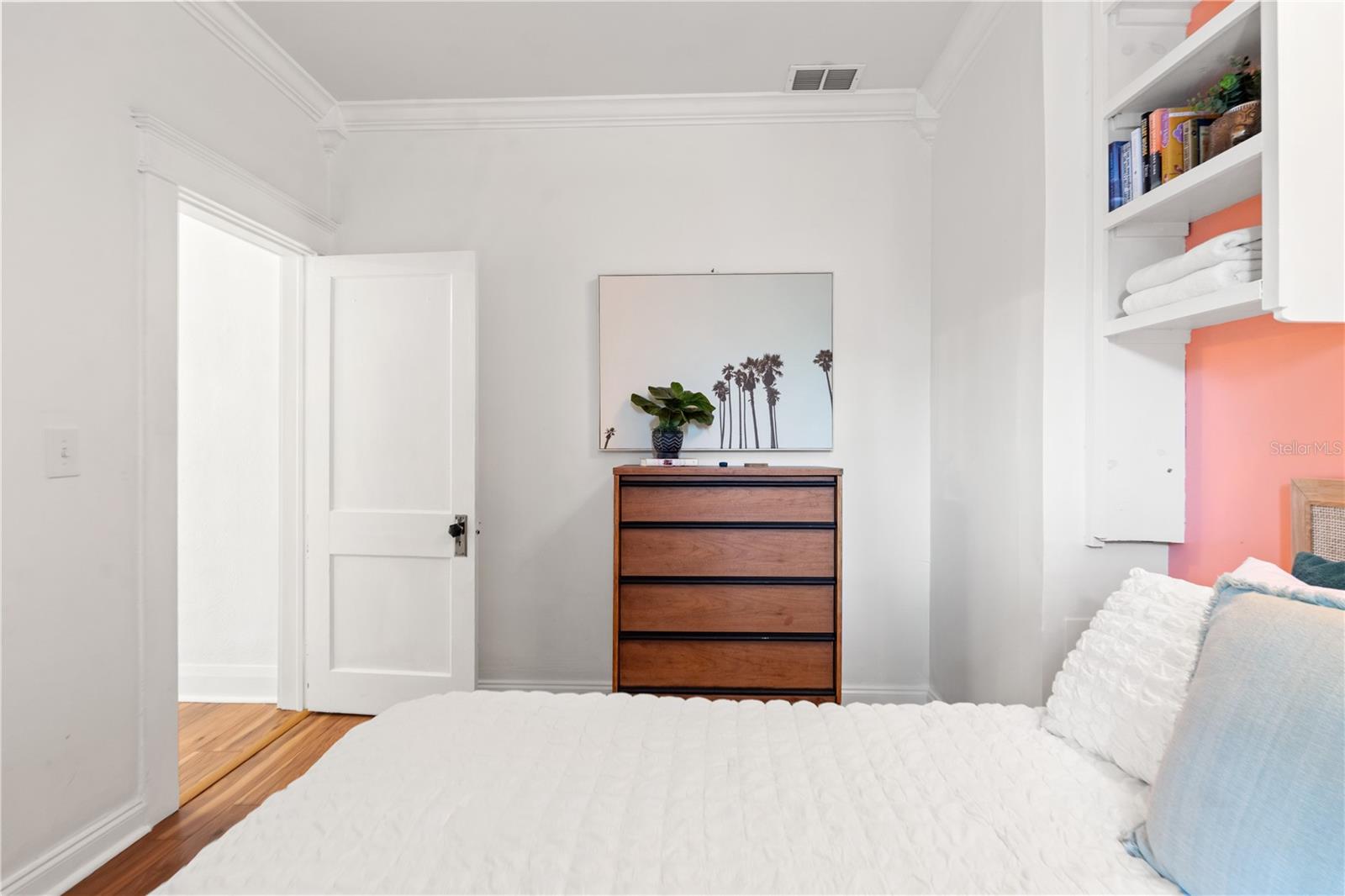 Listing photo id 33 for 324 Haya Street