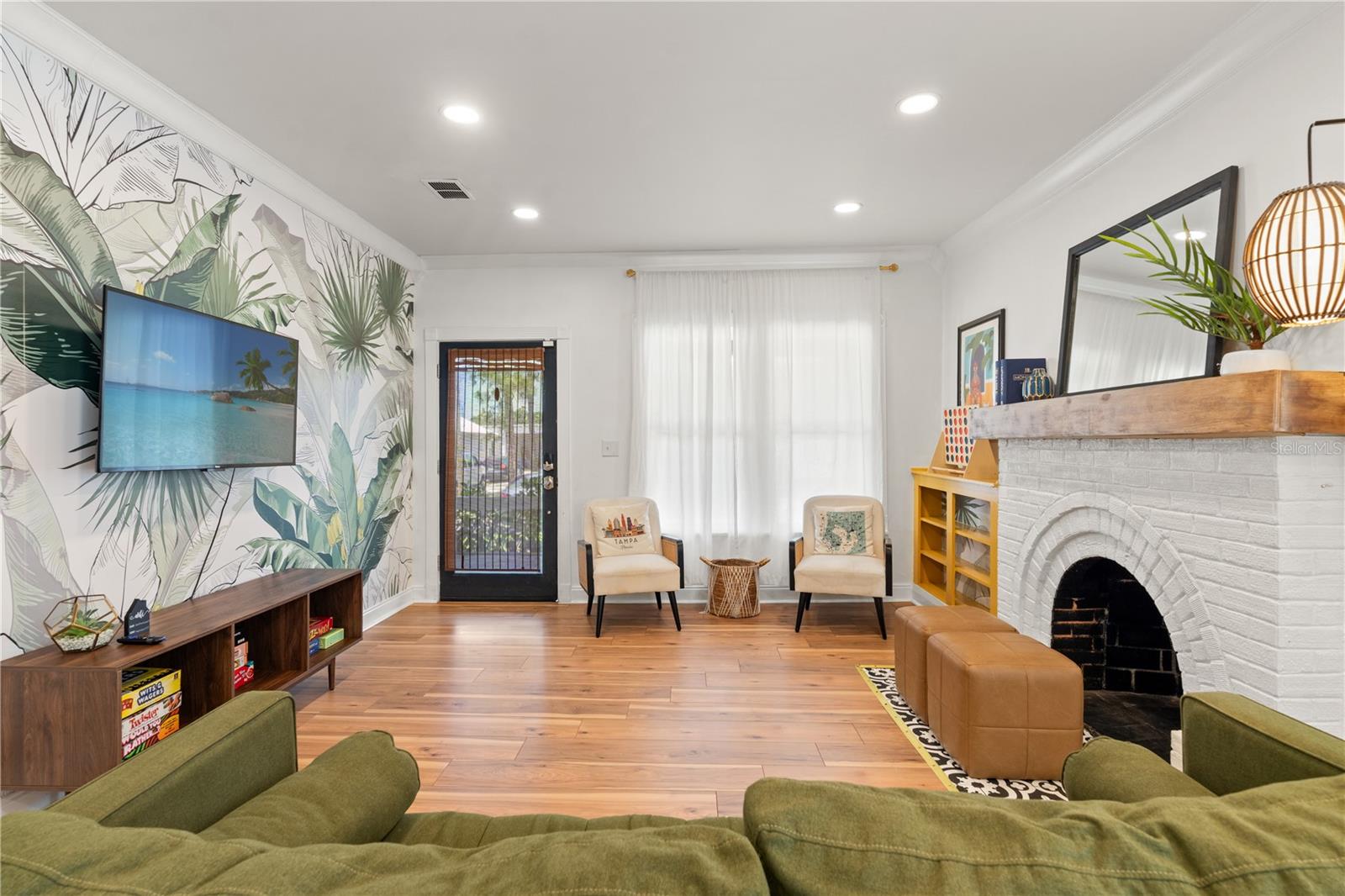 Listing photo id 2 for 324 Haya Street