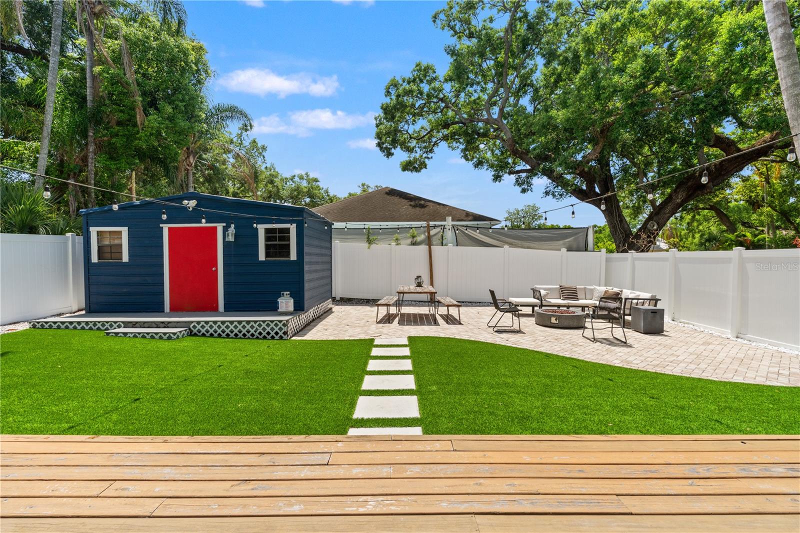 Listing photo id 3 for 324 Haya Street