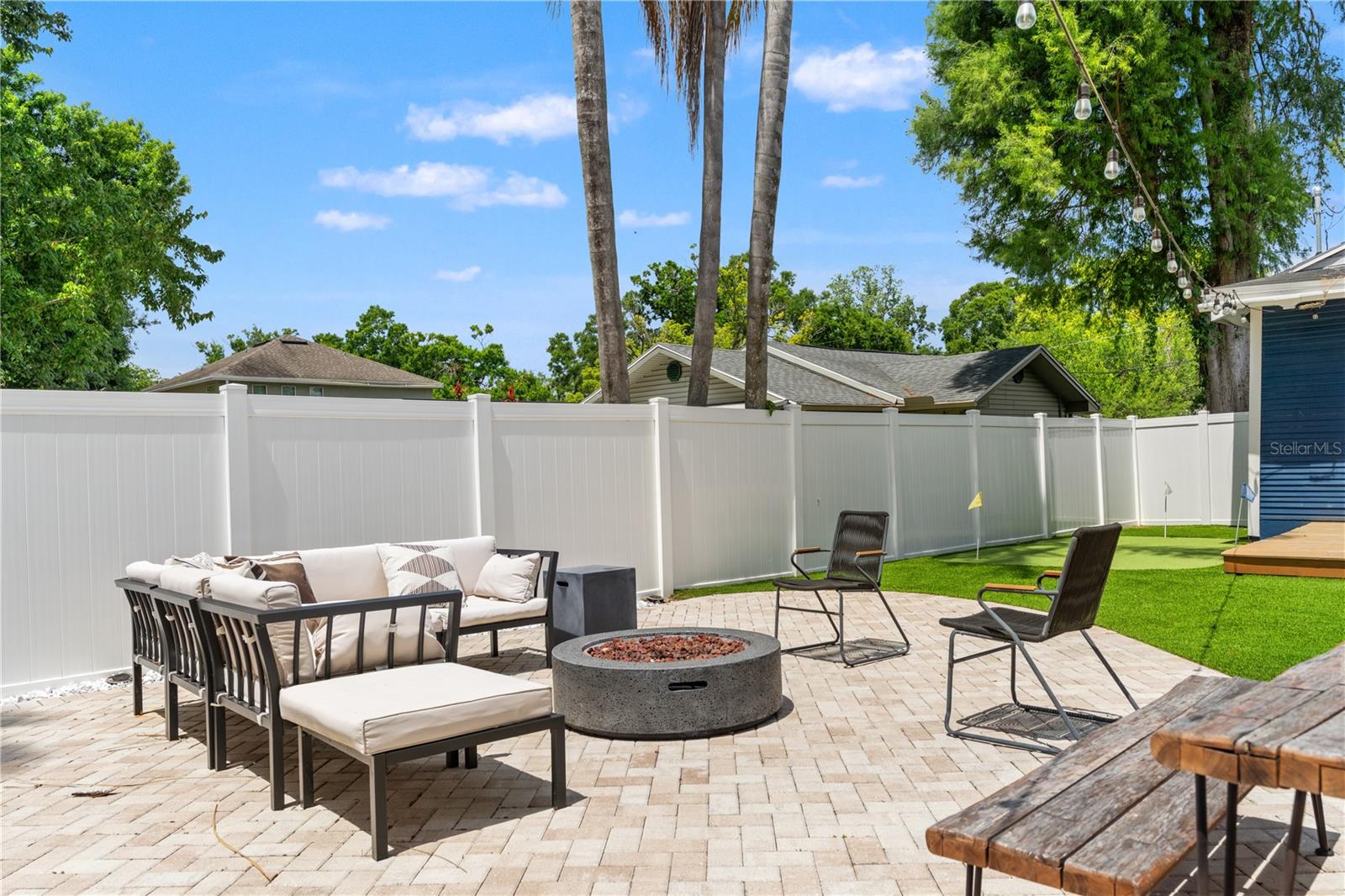 Listing photo id 7 for 324 Haya Street