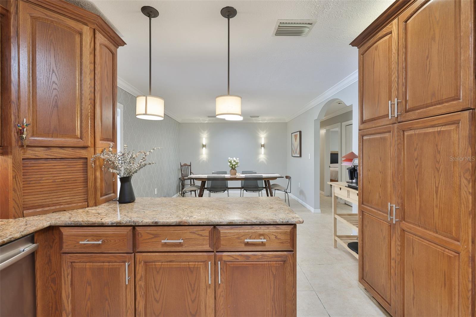 Listing photo id 8 for 1311 Estatewood Drive