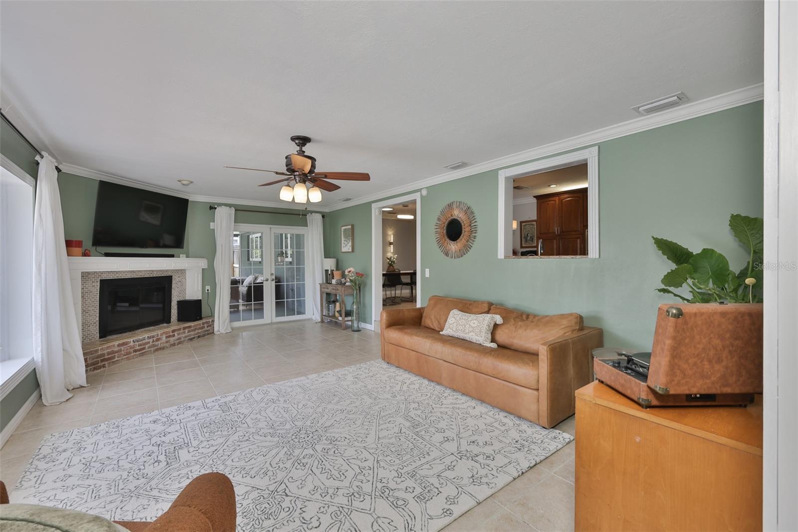 Listing photo id 12 for 1311 Estatewood Drive