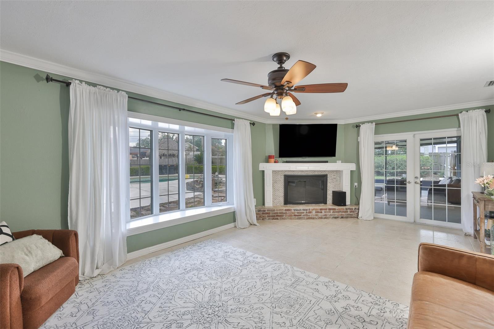 Listing photo id 13 for 1311 Estatewood Drive