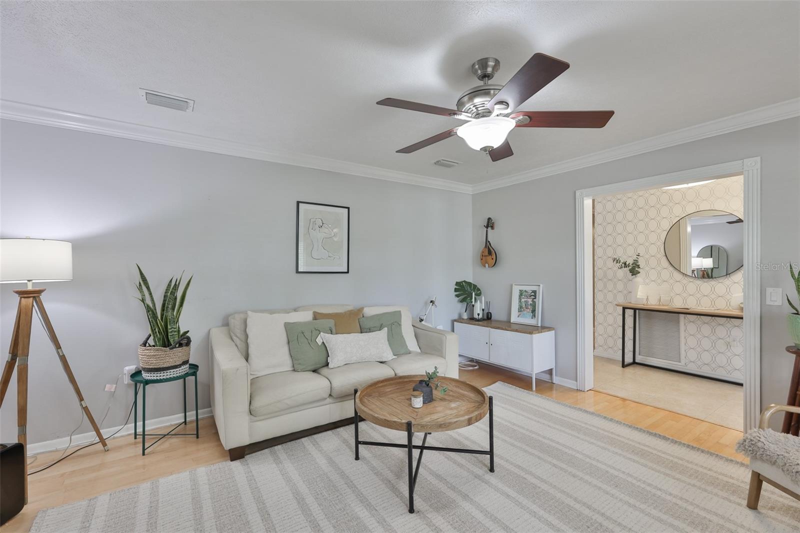 Listing photo id 2 for 1311 Estatewood Drive