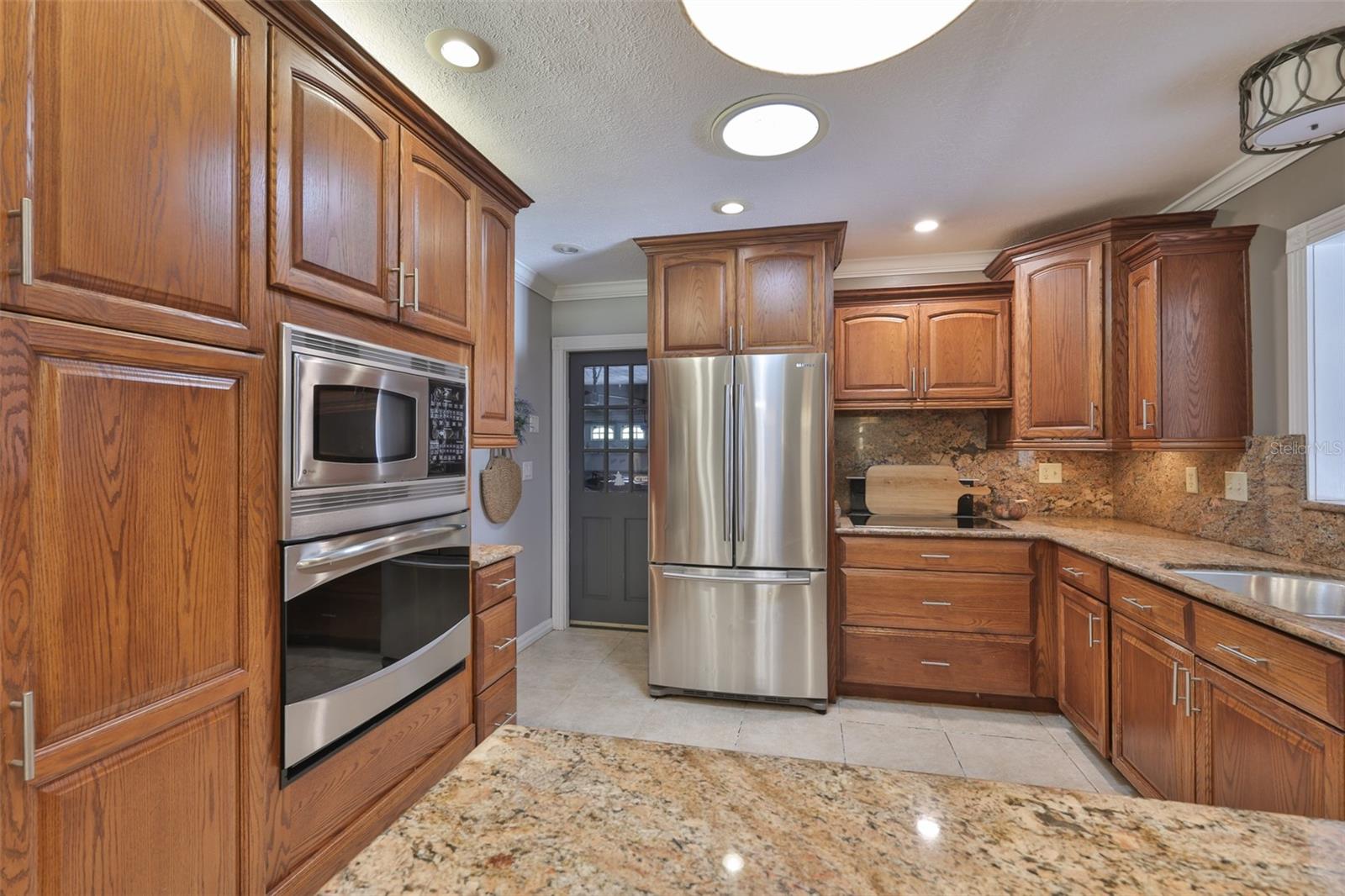 Listing photo id 5 for 1311 Estatewood Drive