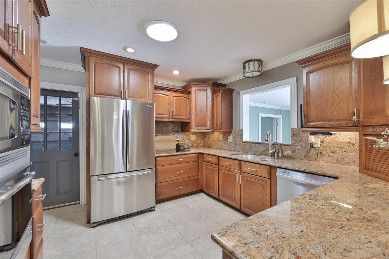 Listing photo id 6 for 1311 Estatewood Drive