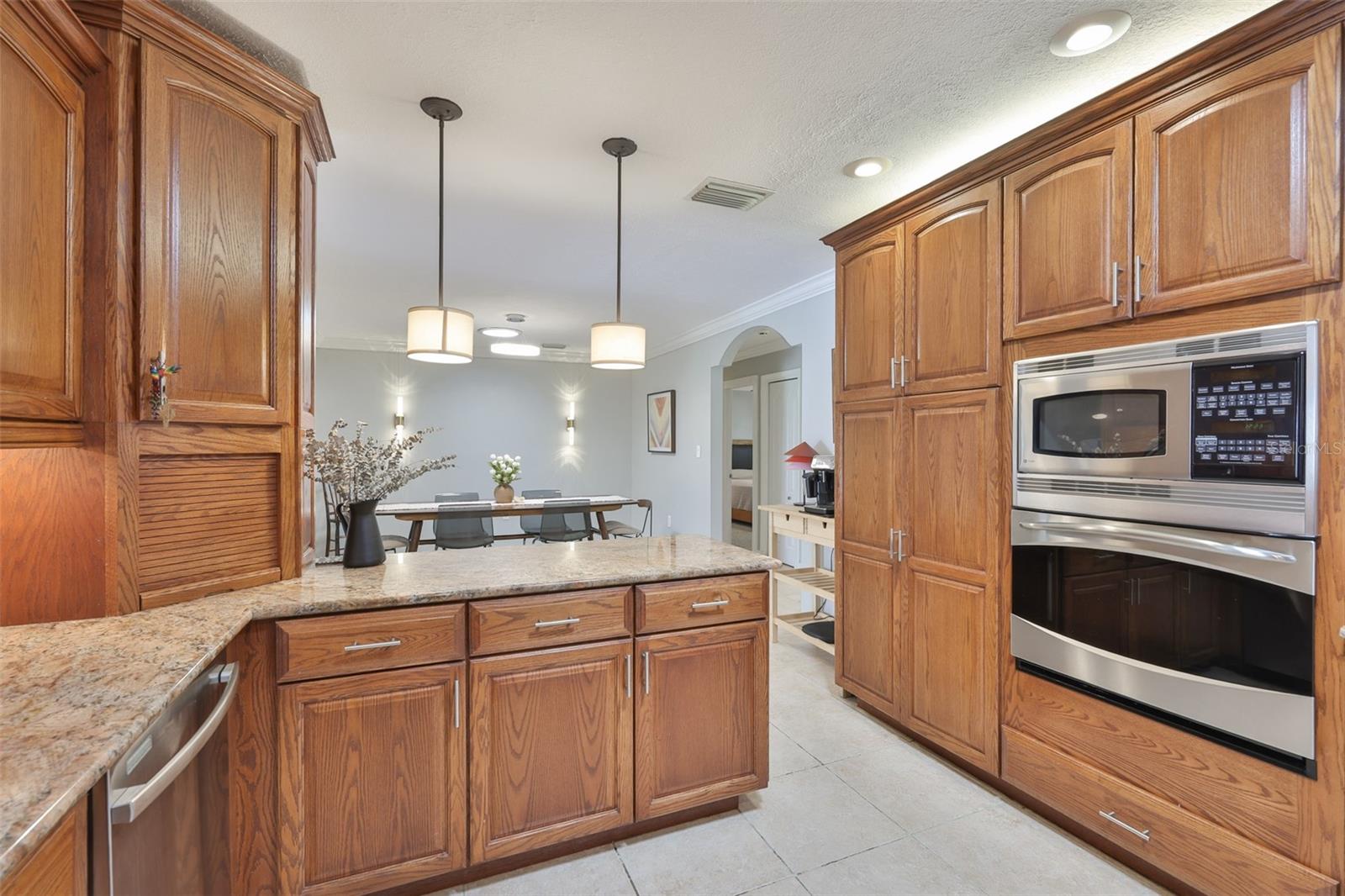 Listing photo id 7 for 1311 Estatewood Drive