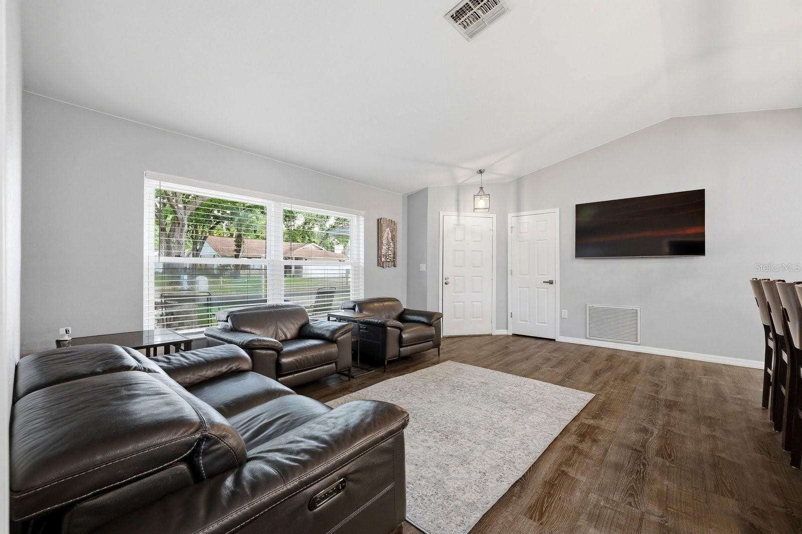 Image 13 of 51 For 221 Arbor Drive W