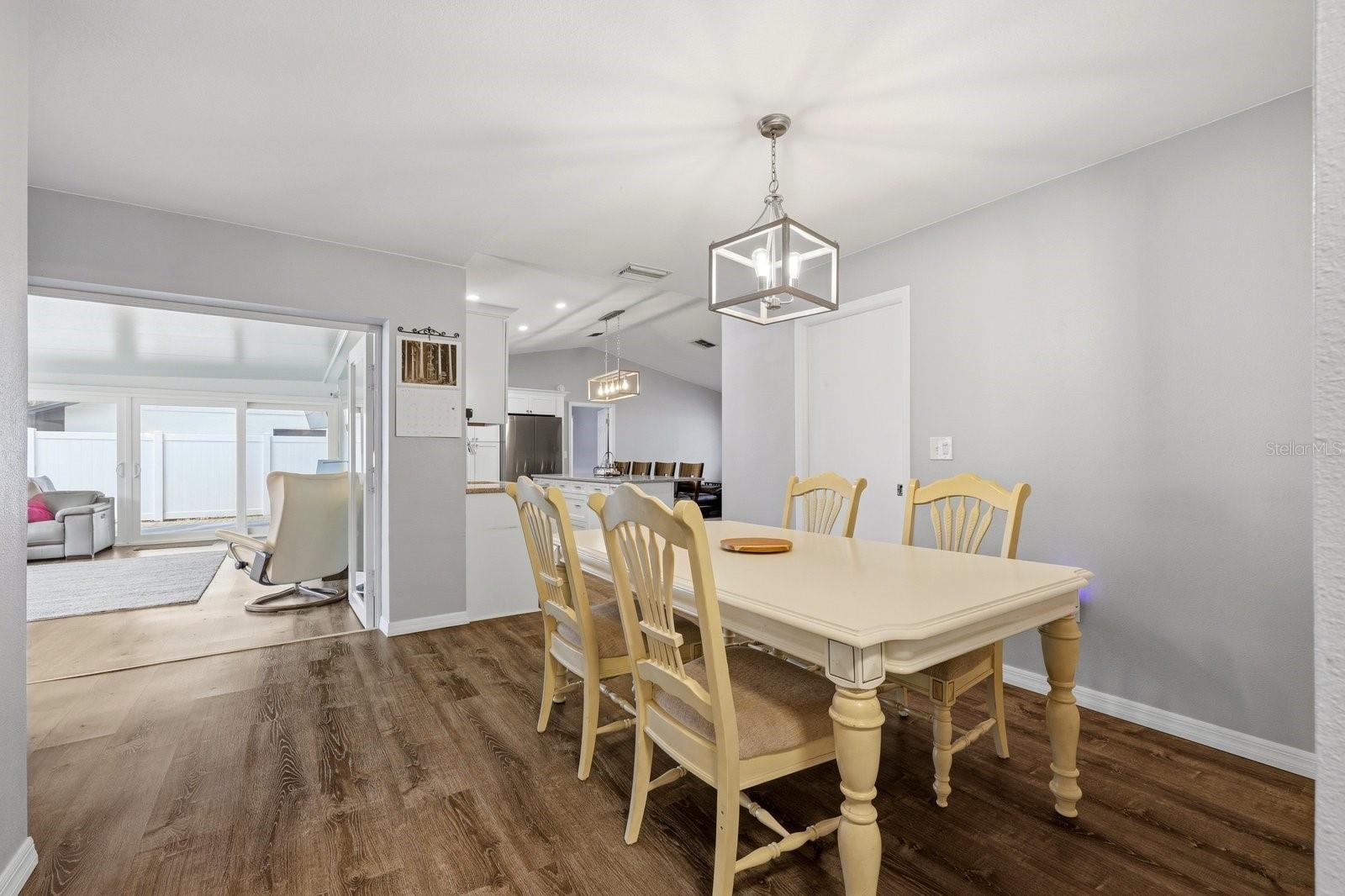 Image 18 of 51 For 221 Arbor Drive W