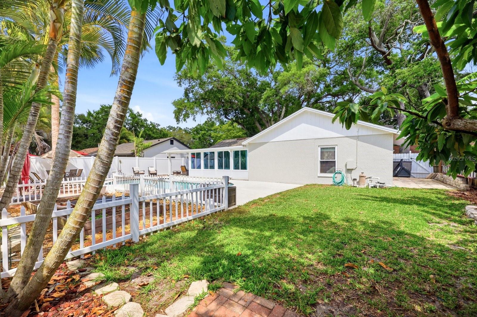 Image 34 of 51 For 221 Arbor Drive W