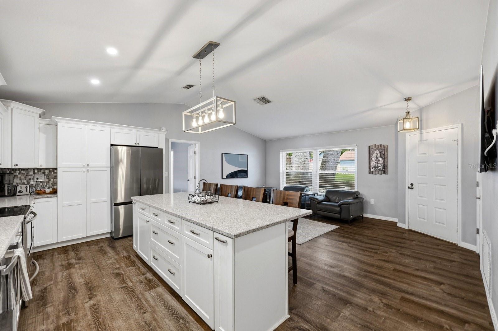 Image 9 of 51 For 221 Arbor Drive W