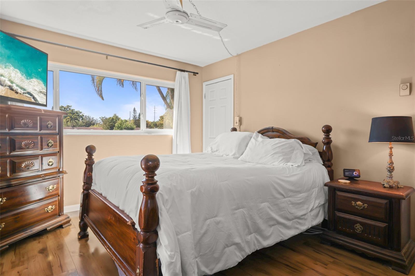 Image 22 of 58 For 1218 Lazy Lake Road E