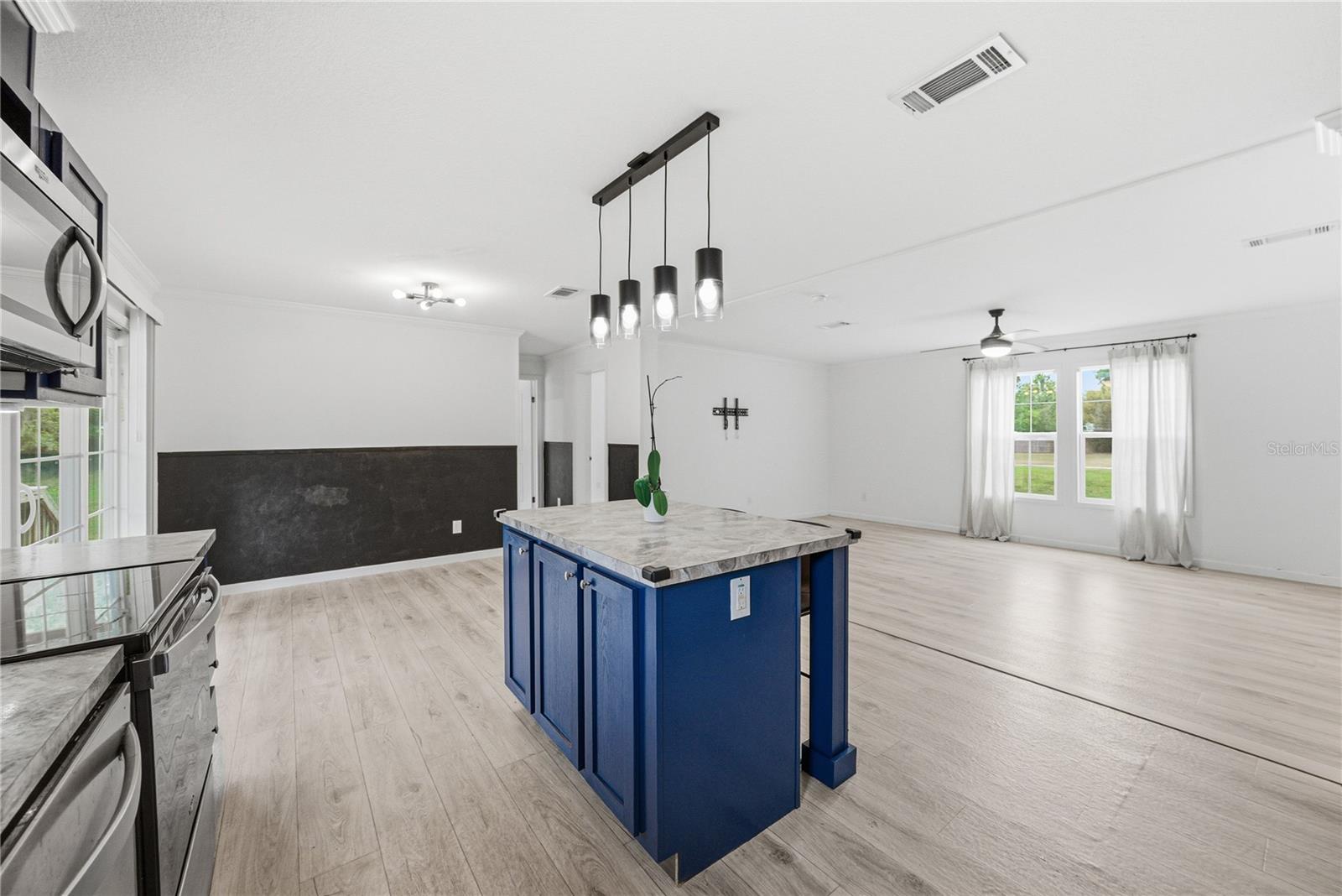 Image 17 of 57 For 38645 Henry Drive