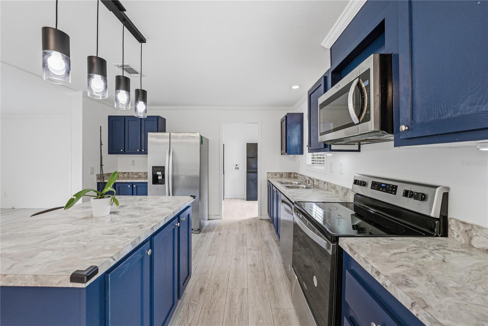 Image 18 of 57 For 38645 Henry Drive