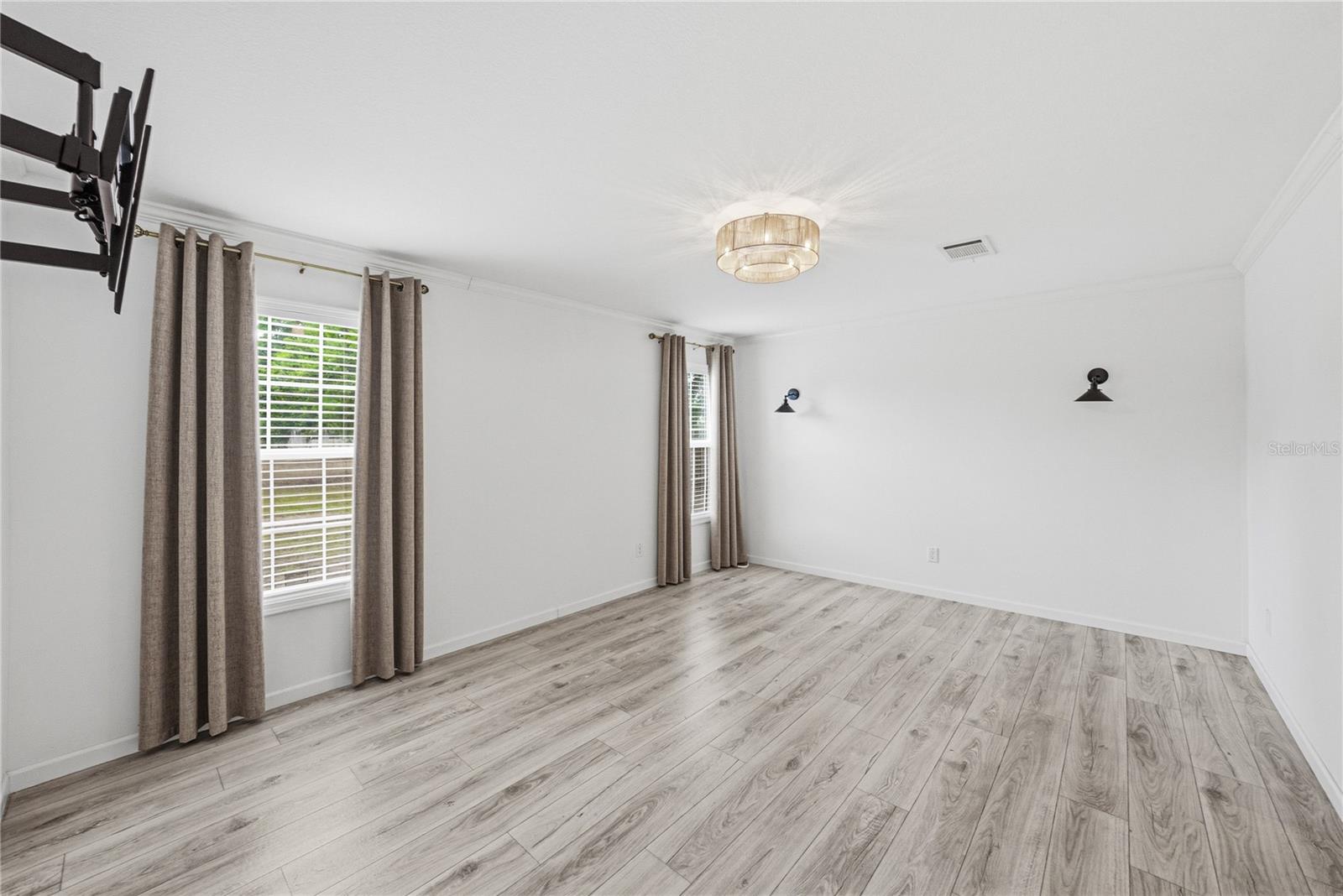 Image 22 of 57 For 38645 Henry Drive