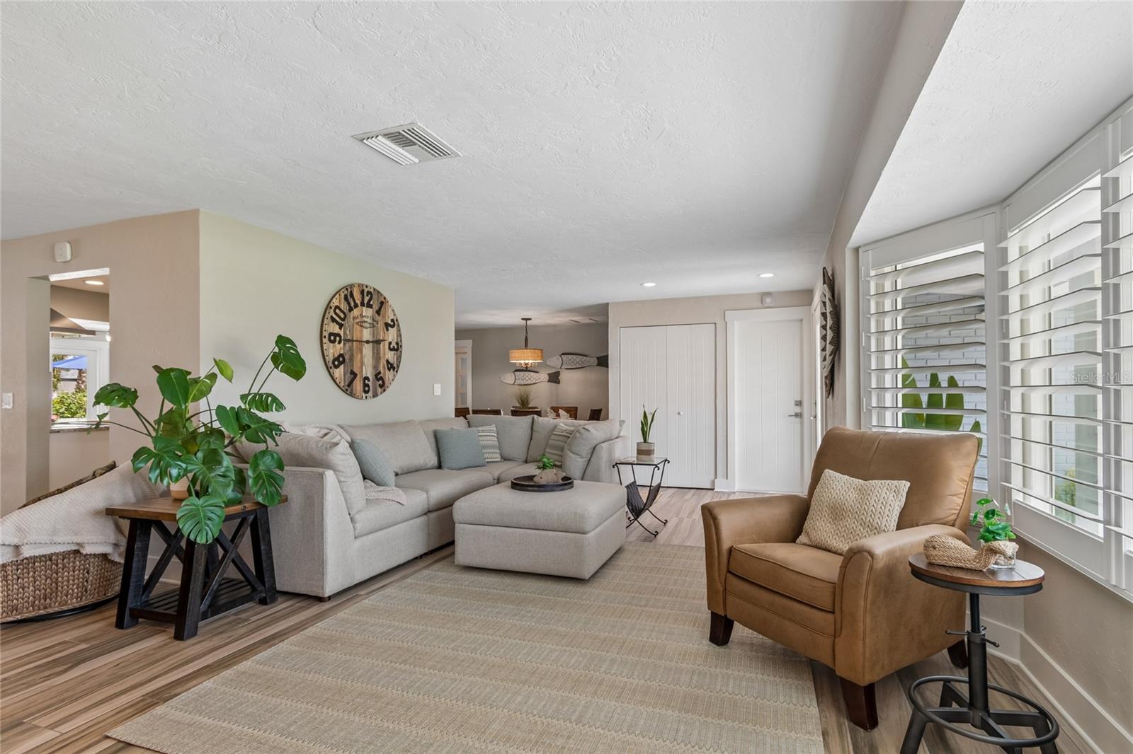 Listing photo id 16 for 230 Julia Circle