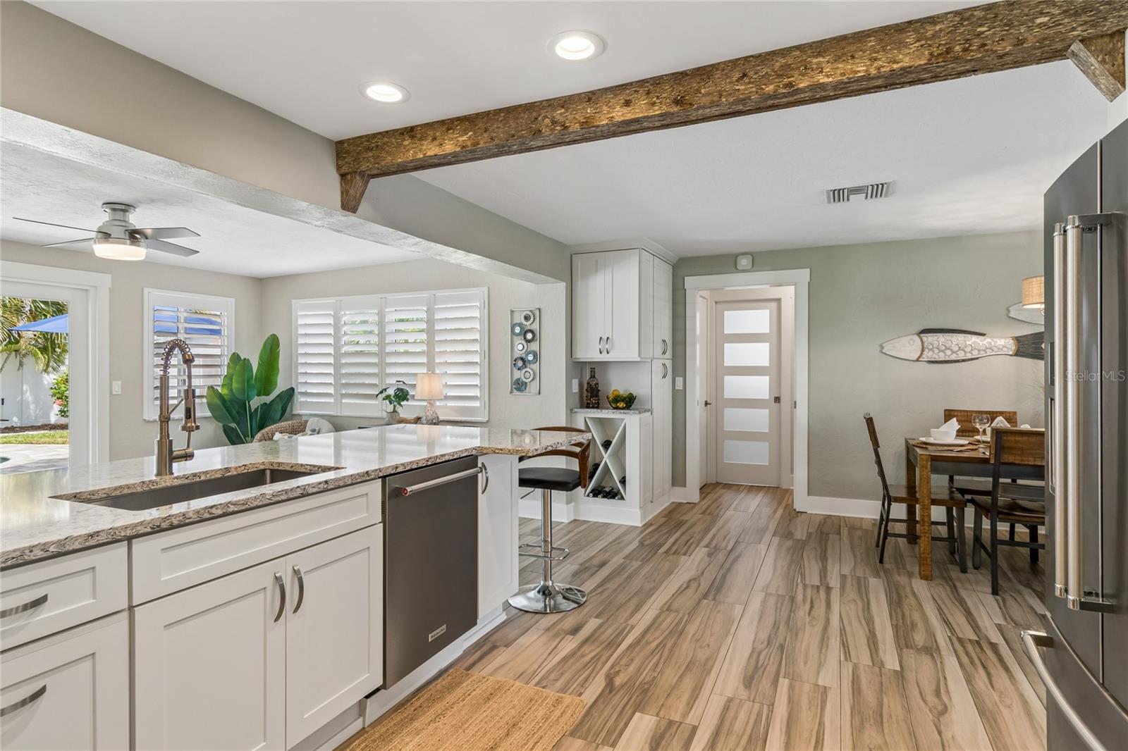 Listing photo id 25 for 230 Julia Circle