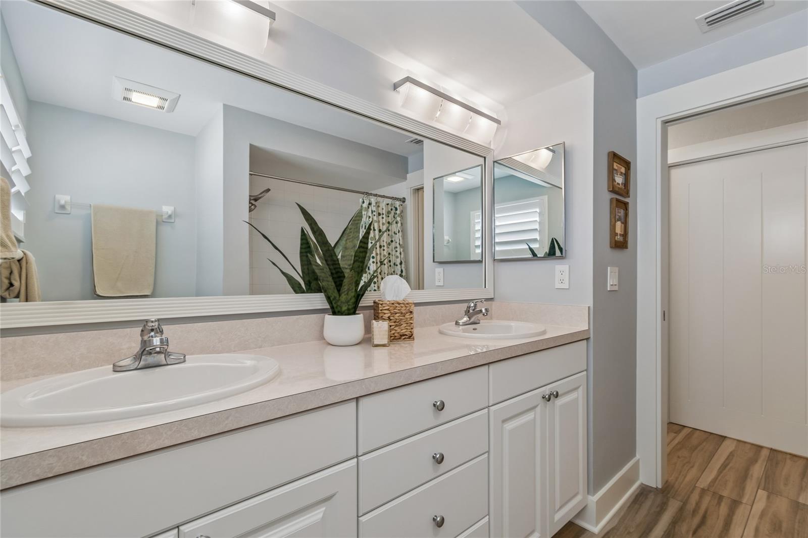 Listing photo id 28 for 230 Julia Circle