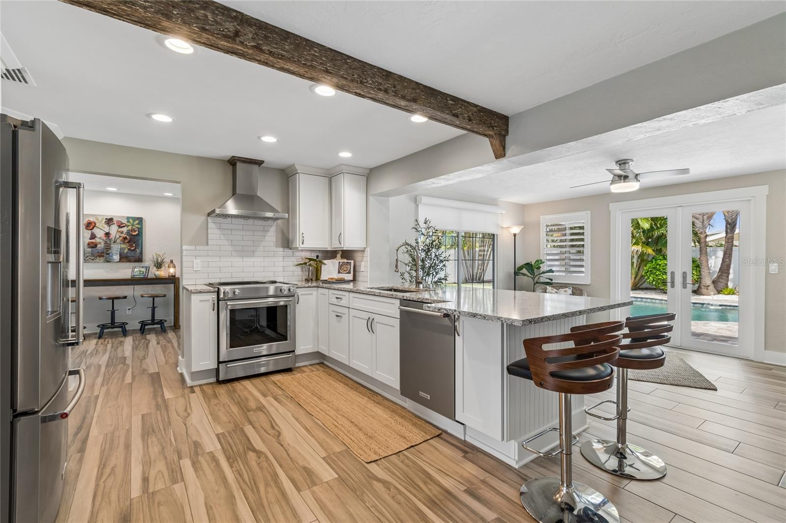 Listing photo id 3 for 230 Julia Circle